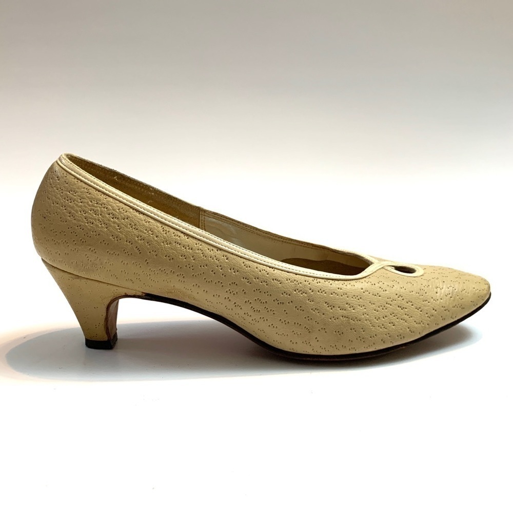 Vintage 1960s beige textured leather pumps